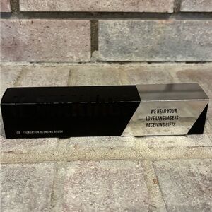 IL MAKIAGE Foundation Blending Brush - Black and Silver